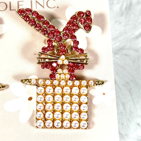 Carole Inc Bunny In Top Hat Earrings Pink Crystals White Seed Pearls Post NEW - Picture 3 of 4
